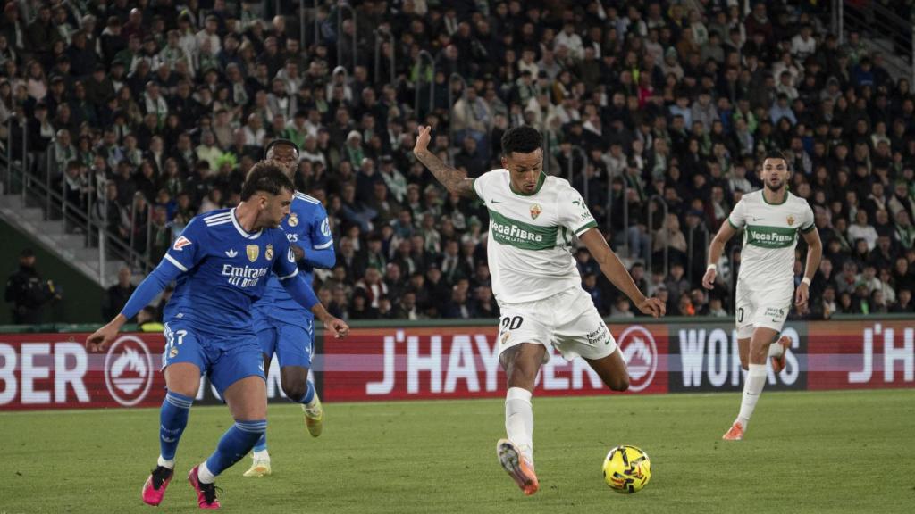 Álvaro Rodríguez supera a Raúl Asencio para marcar el segundo del Elche al Real Madrid