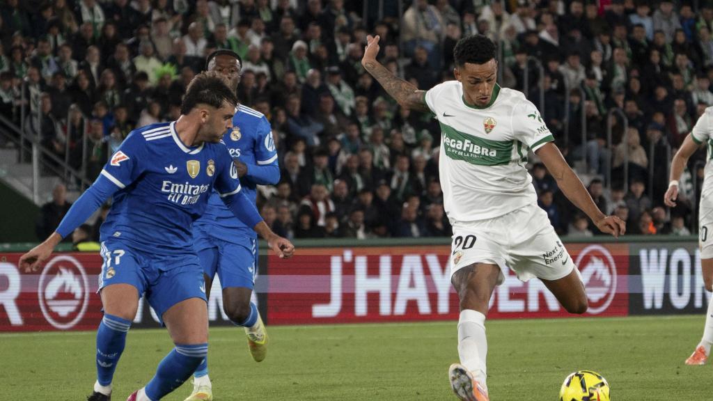 Álvaro Rodríguez supera a Raúl Asencio para marcar el segundo del Elche al Real Madrid