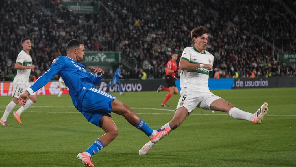 Trent Alexander-Arnold golpea el balón en el Elche-Real Madrid