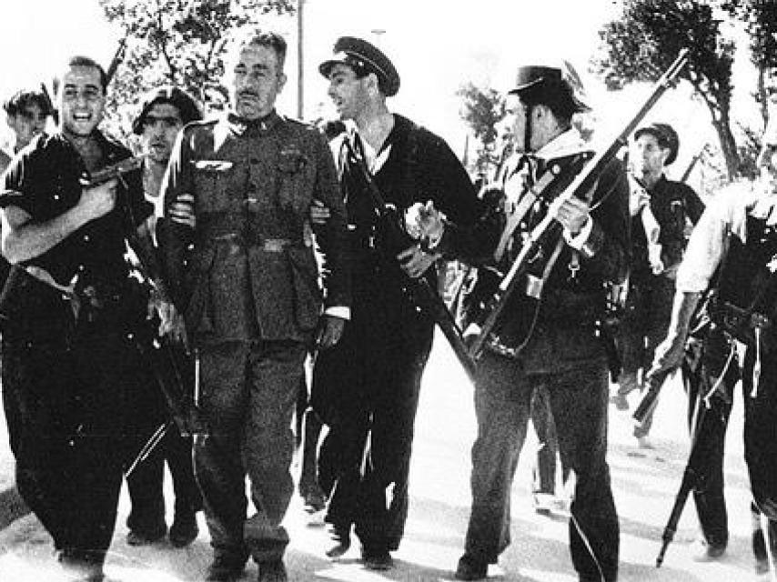Milicianos apresan al comandante Rafael Ortiz de Zárate, sublevado, antes de ser fusilado.