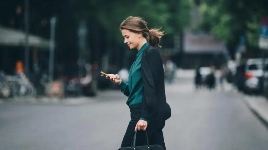 Una mujer mirando el teléfono móvil