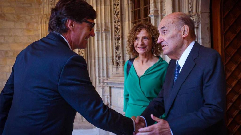 Salvador Illa, presidente de la Generalitat, saluda al abogado Miquel Roca i Junyent