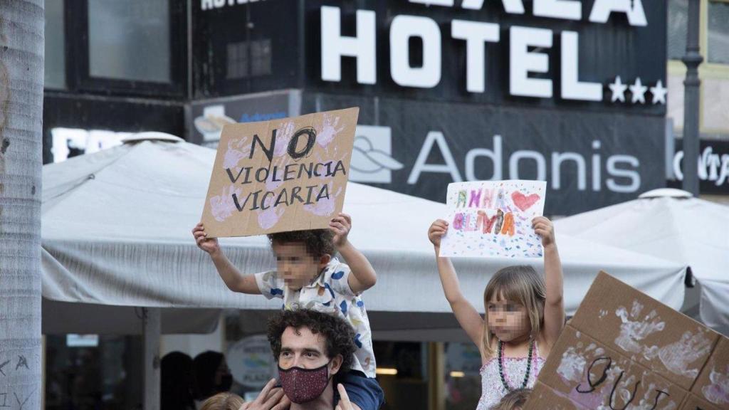 Dos niños con carteles, participan en una concentración feminista en la Plaza de la Candelaria, en Santa Cruz de Tenerife