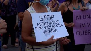 Cartel en una manifestación feminista pidiendo la erradicación de la violencia vicaria