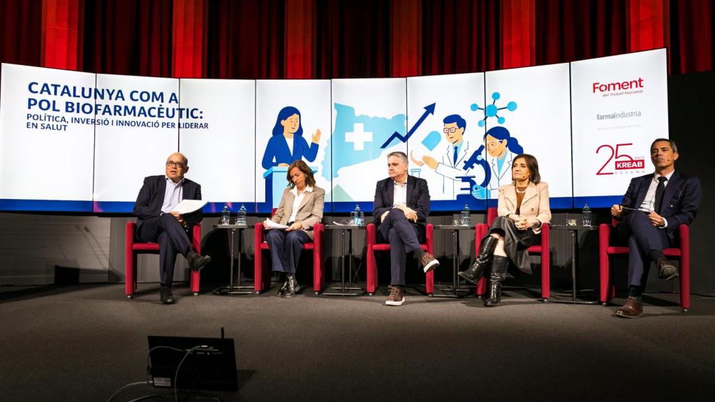 De izq. a dcha., Montserrat Erra, representante de Almirall, Javier Malpesa, responsable de investigación clínica en Novartis, la directora médica de AstraZeneca, Ana Pérez, y Joan Petit, chief industrial operations officer de Esteve, durante la jornada