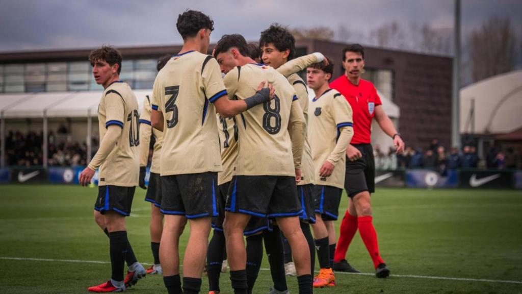 Los jugadores del Juvenil A del Barça celebran el gol de Adrián Guerrero contra el Chelsea