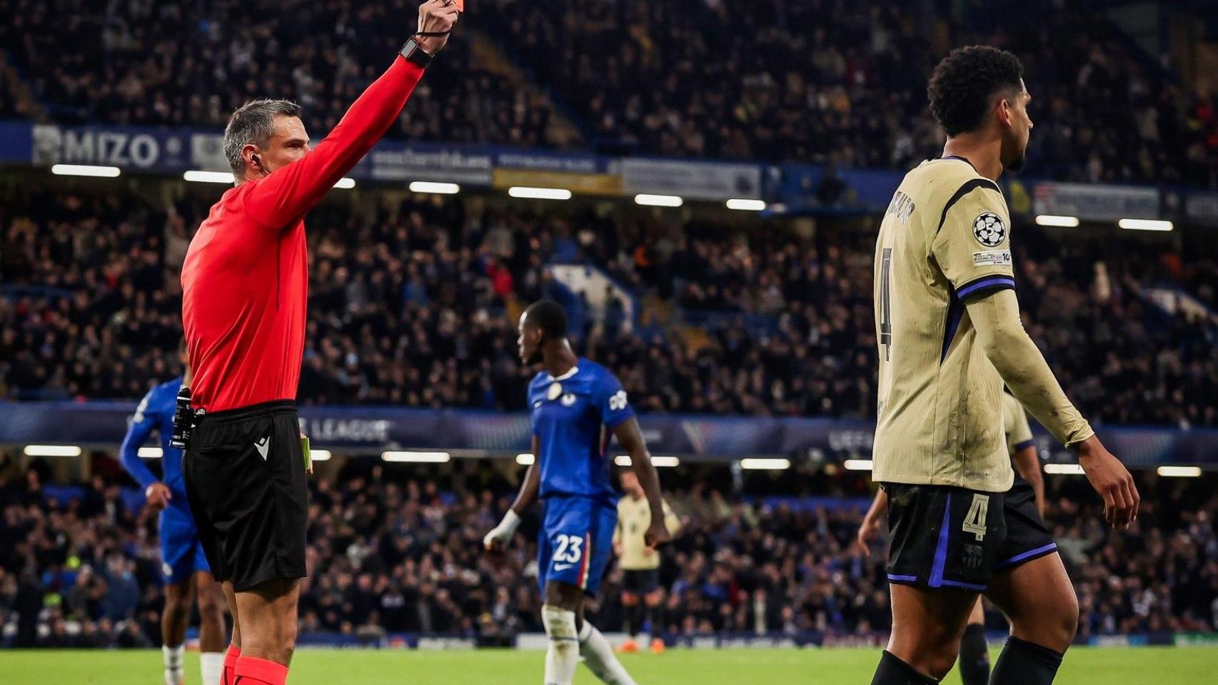 Ronald Araujo, expulsado del Chelsea-Barça por doble amarilla