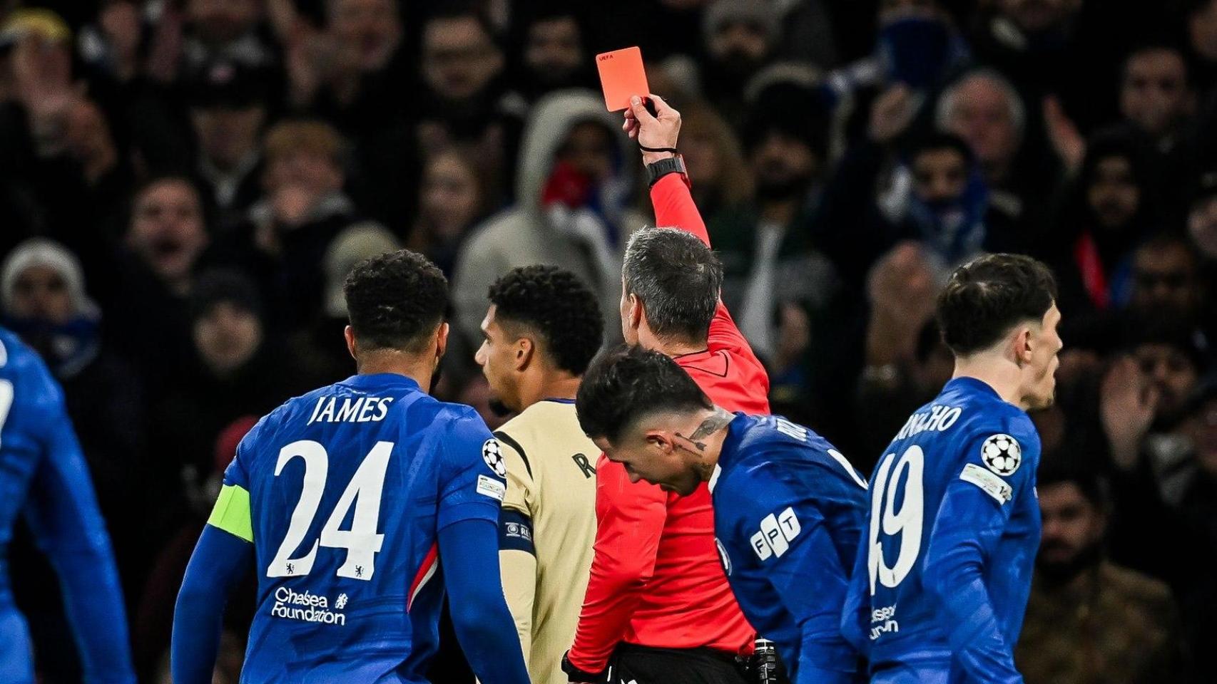 Ronald Araujo, expulsado del Chelsea-Barça por doble tarjeta amarilla