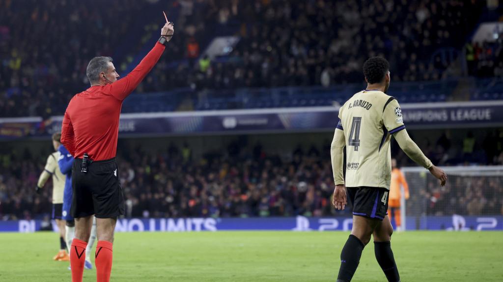 Ronald Araujo, expulsat del Chelsea-Barça per doble targeta groga