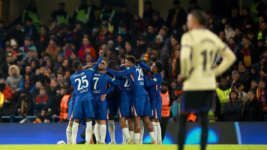 El Chelsea celebra un gol contra el Barça davant la decepció de Raphinha