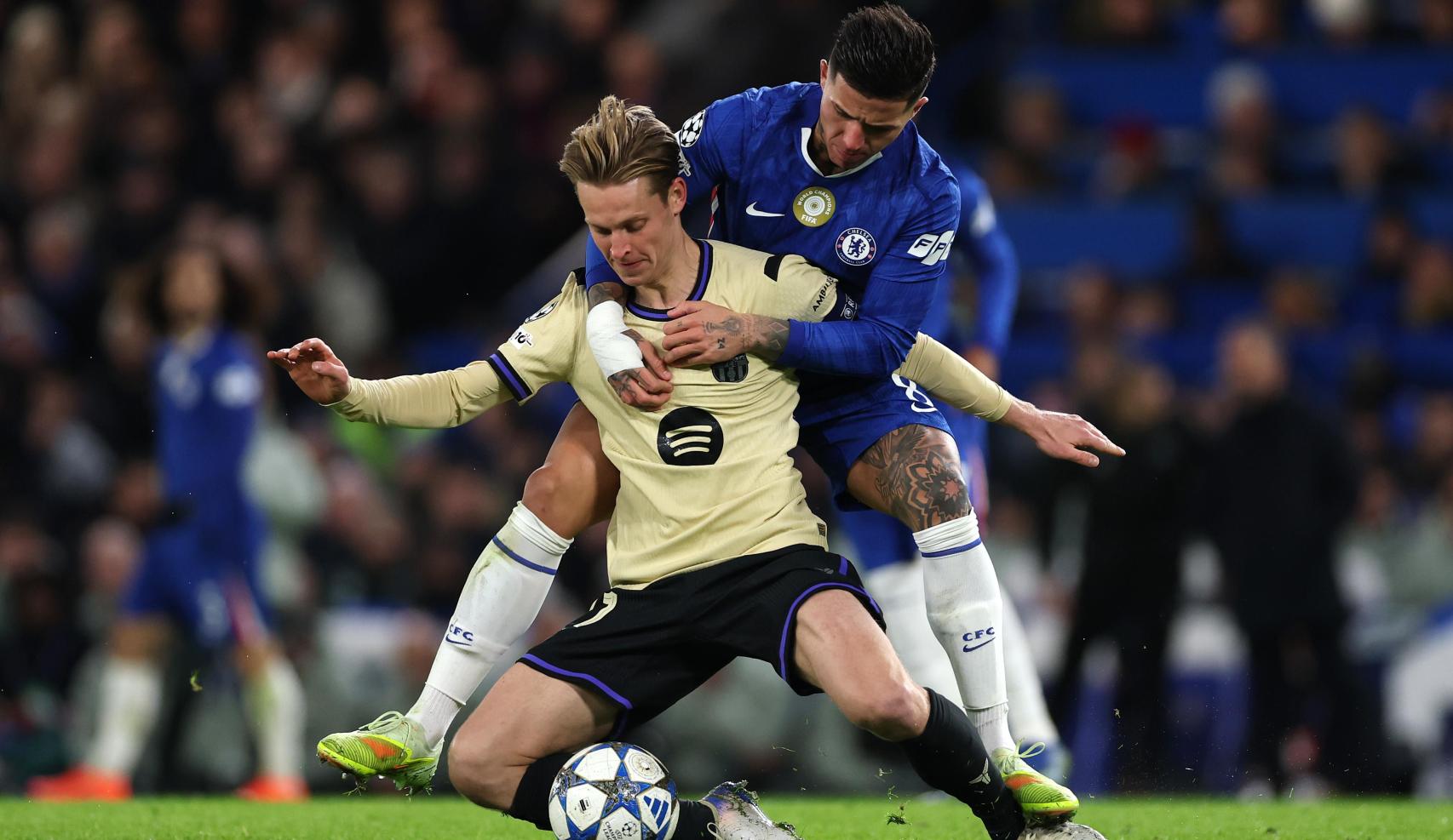 Enzo Fernández fa caure Frenkie de Jong