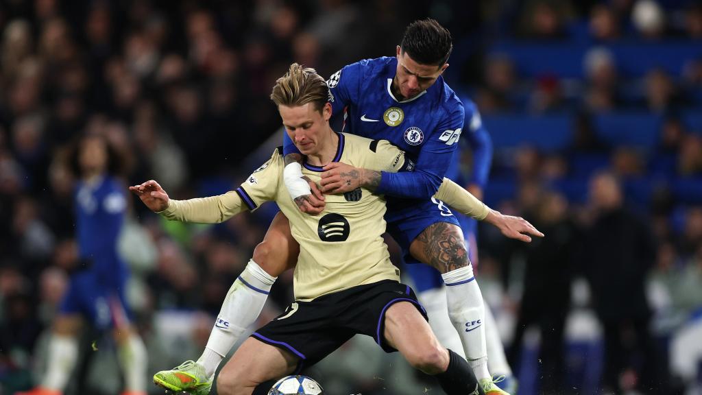 Enzo Fernández tumba a Frenkie de Jong