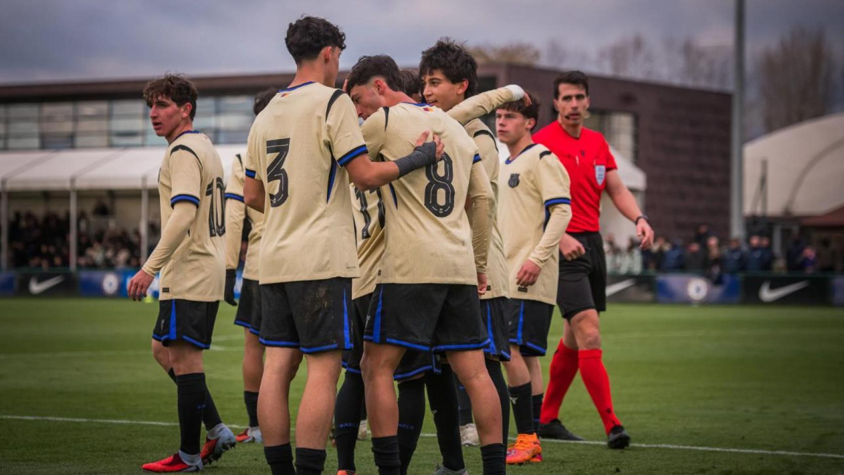 Los jugadores del Juvenil A del Barça celebran el gol de Adrián Guerrero contra el Chelsea