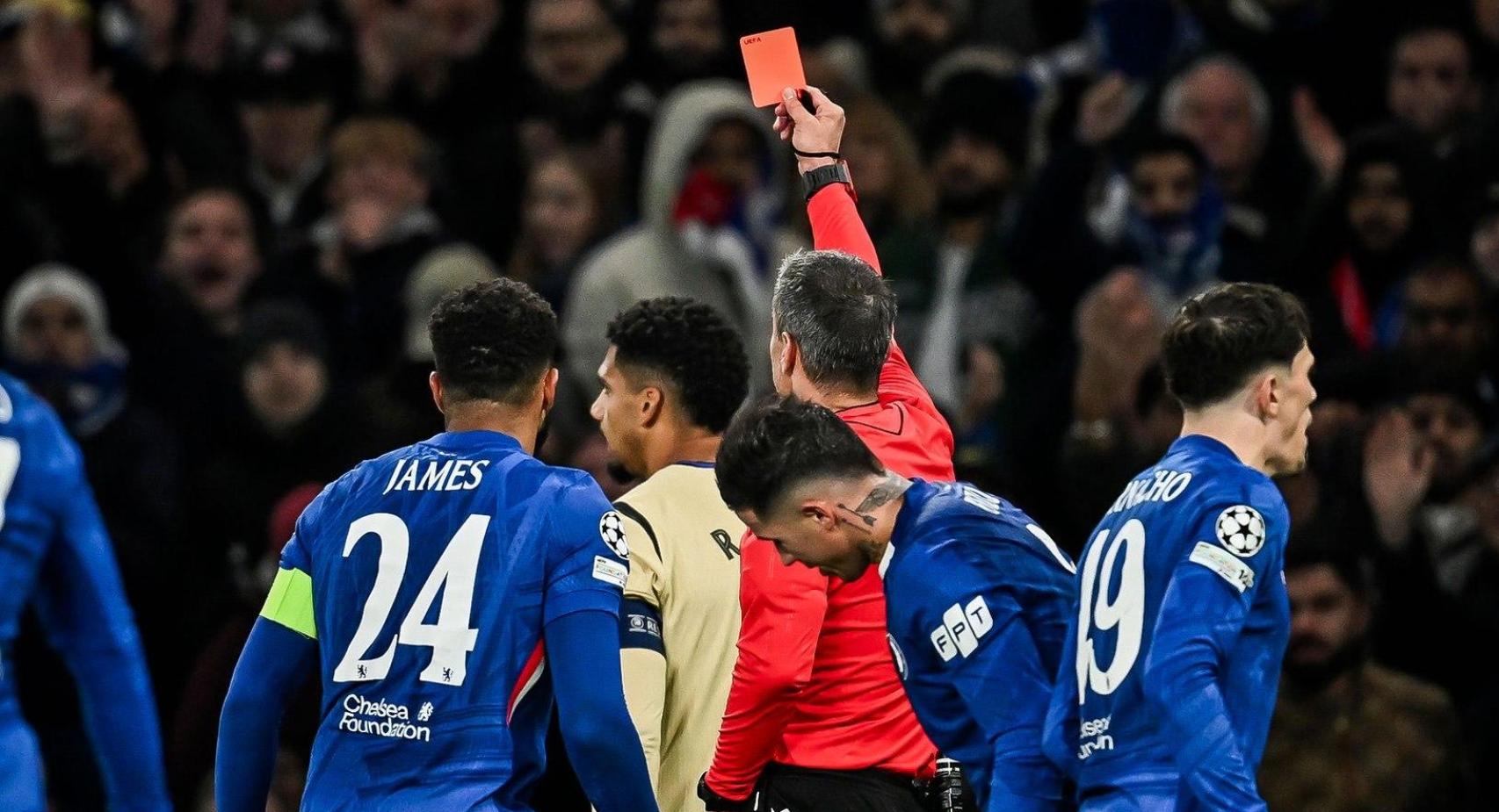 Ronald Araujo, expulsado del Chelsea-Barça por doble tarjeta amarilla