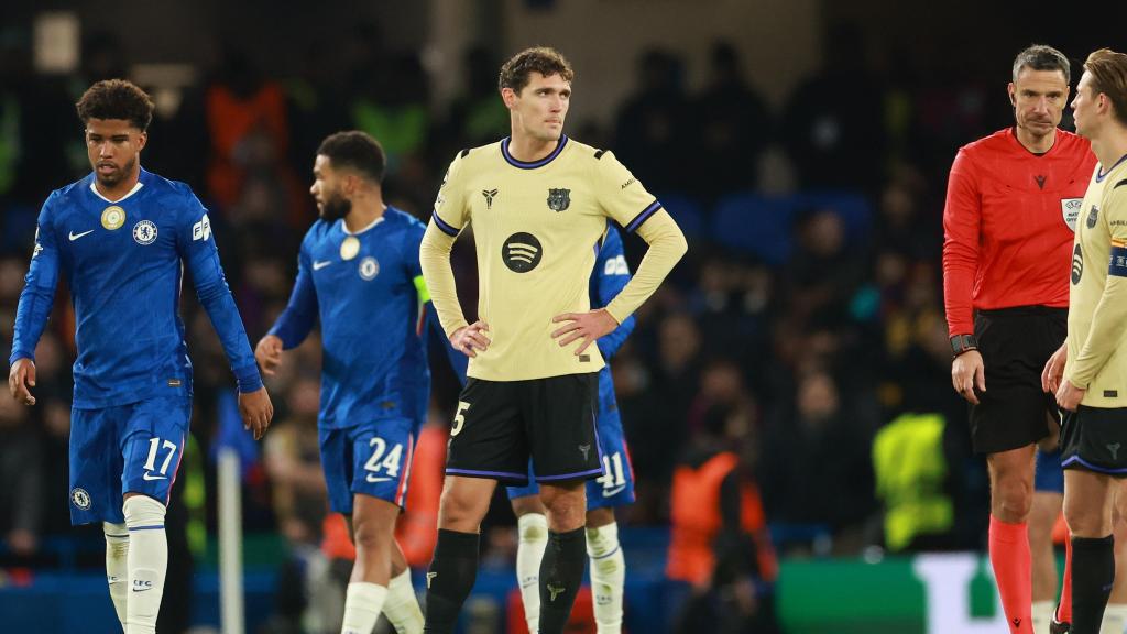 Andreas Christensen y Frenkie de Jong se lamentan por un gol encajado del Barça contra el Chelsea