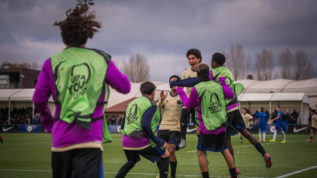 Los jugadores del Juvenil A del Barça celebran el gol de Adrián Guerrero al Chelsea en la Youth League