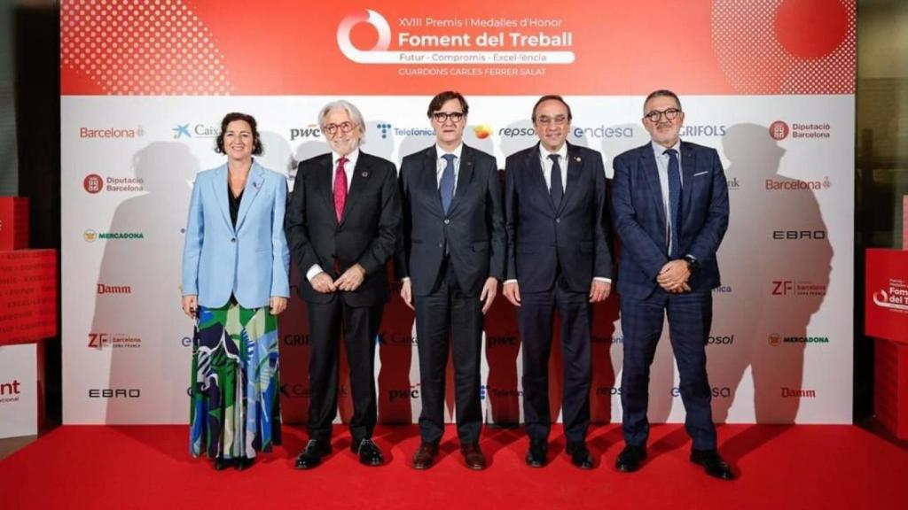 Dirigentes de la Generalitat en la entrega de premios de Foment del Treball de 2025: el presidente Salvador Illa, los 'consellers' Alícia Romero y Miquel Sàmper, el presidente del Parlament, Josep Rull; y, junto a ellos, el de Foment, Josep Sánchez Llibre