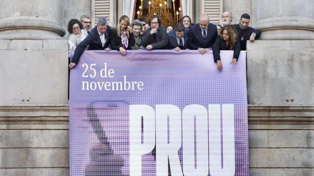 El Ayuntamiento de Barcelona y entidades sociales han desplegado una pancarta con motivo del 25N en el balcón del consistorio para decir 'Basta' a las violencias machistas digitales
