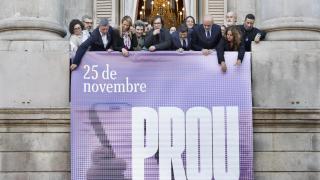 El Ayuntamiento de Barcelona y entidades sociales han desplegado una pancarta con motivo del 25N en el balcón del consistorio para decir 'Basta' a las violencias machistas digitales
