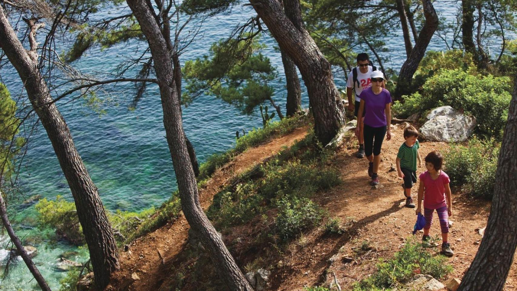 Caminantes en un sendero del Camí de Ronda