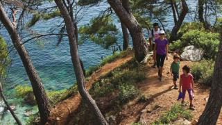 Caminantes en un sendero del Camí de Ronda