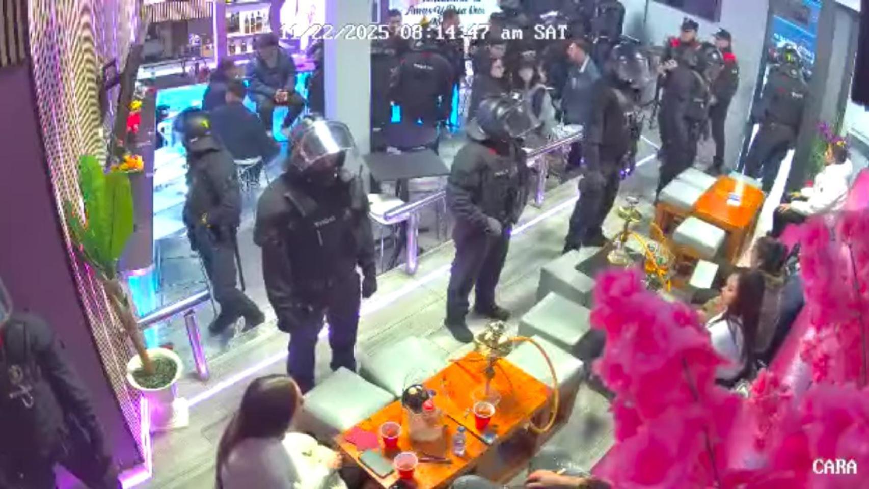 Captura de pantalla de un vídeo del despliegue de Mossos y Guardia Urbana en un local del Eixample de Barcelona