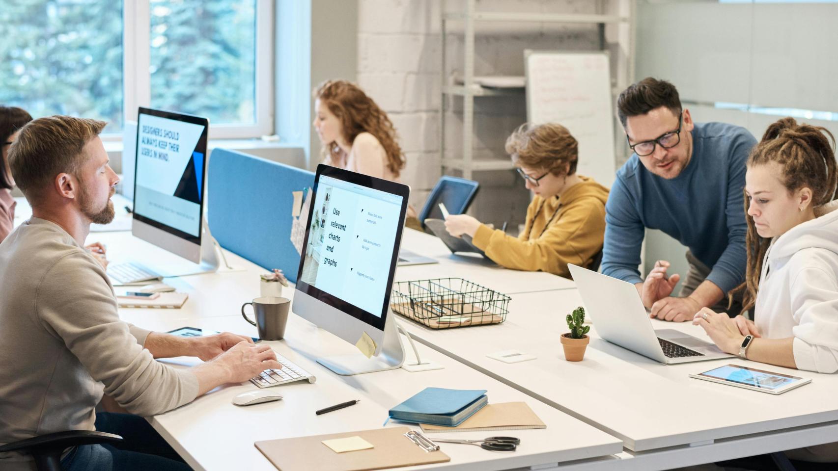 Jóvenes trabajando con sus ordenadores
