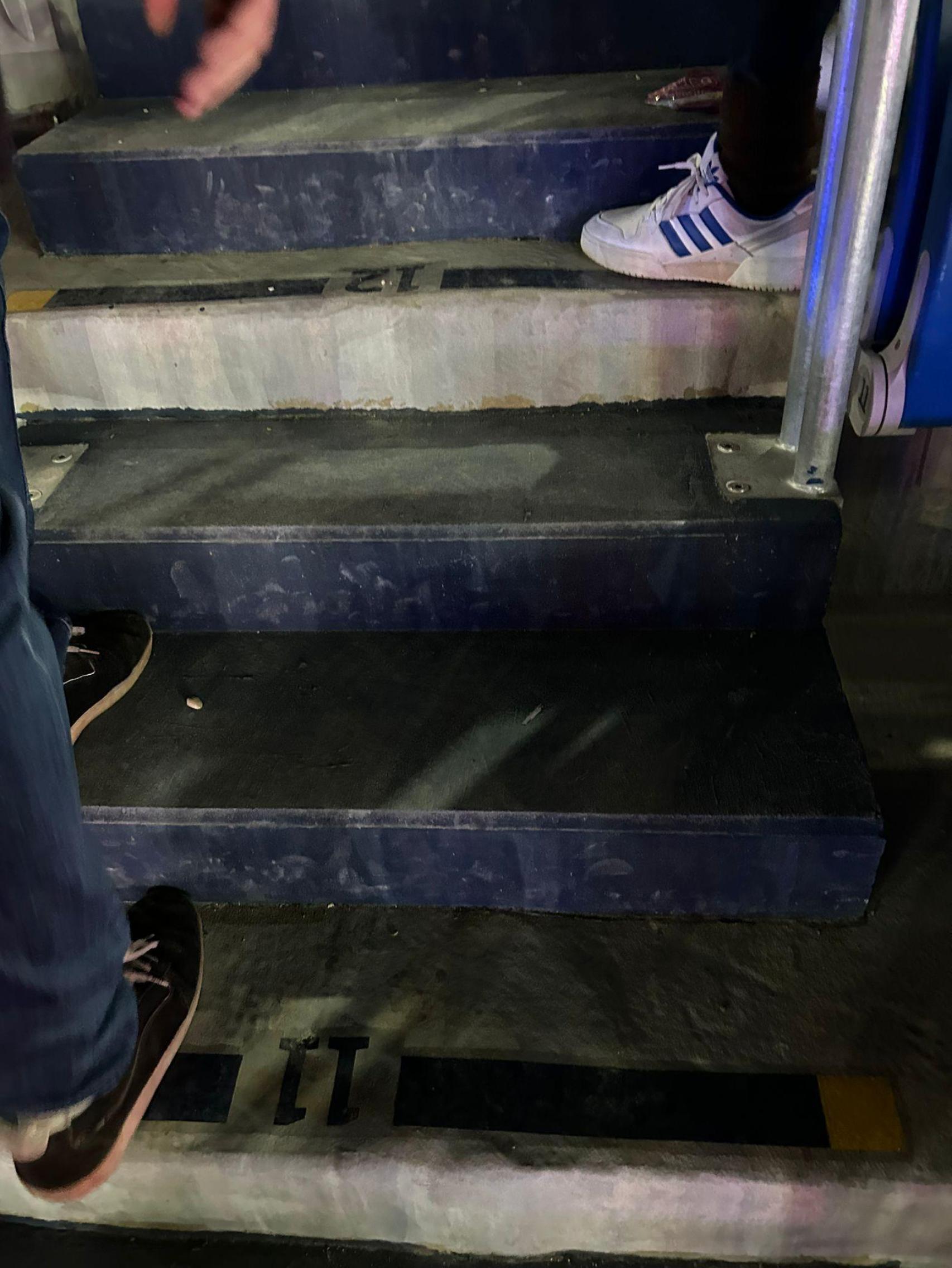 Fotografías que usuarios envían a Culemanía sobre irregularidades del Camp Nou (1)