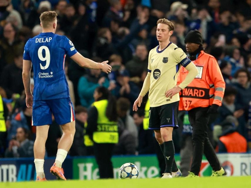 Liam Delap dóna la mà a Frenkie de Jong després de la victòria del Chelsea contra el Barça a la Champions League