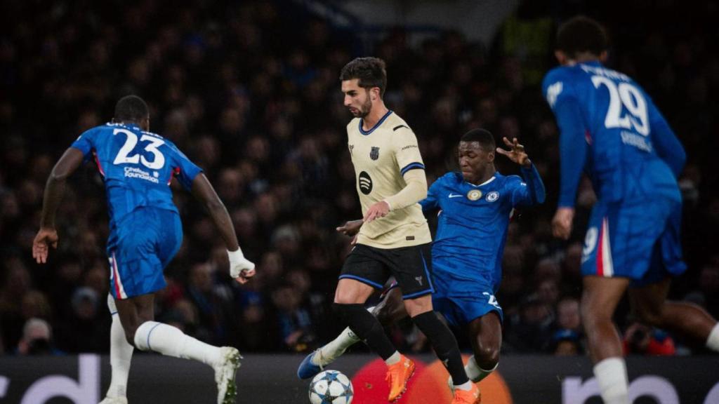 Ferran Torres, seguido por Moisés Caicedo en el Chelsea-Barça de la Champions League