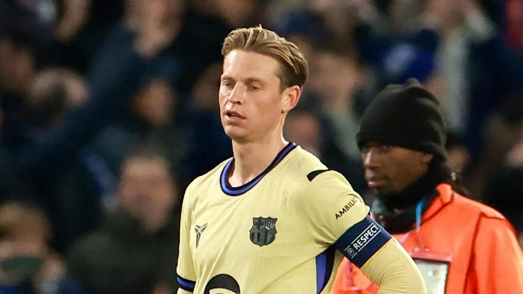 Liam Delap da la mano a Frenkie de Jong tras la victoria del Chelsea contra el Barça en la Champions League