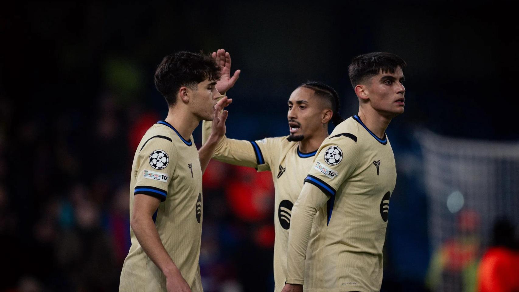 Pau Cubarsí, Raphinha y Gerard Martín, durante el Chelsea-Barça