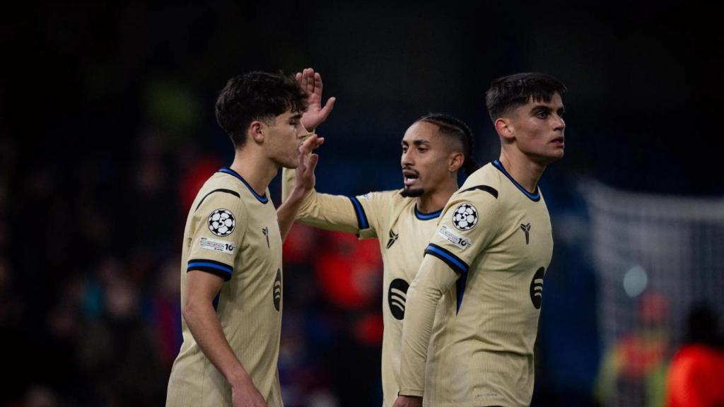 Pau Cubarsí, Raphinha y Gerard Martín, durante el Chelsea-Barça