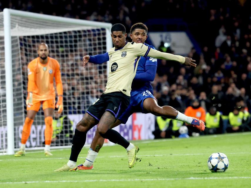 Marcus Rashford, seguido por Wesley Fofana en el Chelsea-Barça