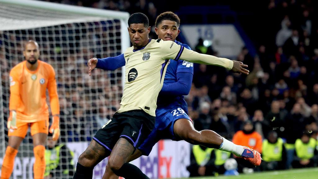 Marcus Rashford, seguido por Wesley Fofana en el Chelsea-Barça