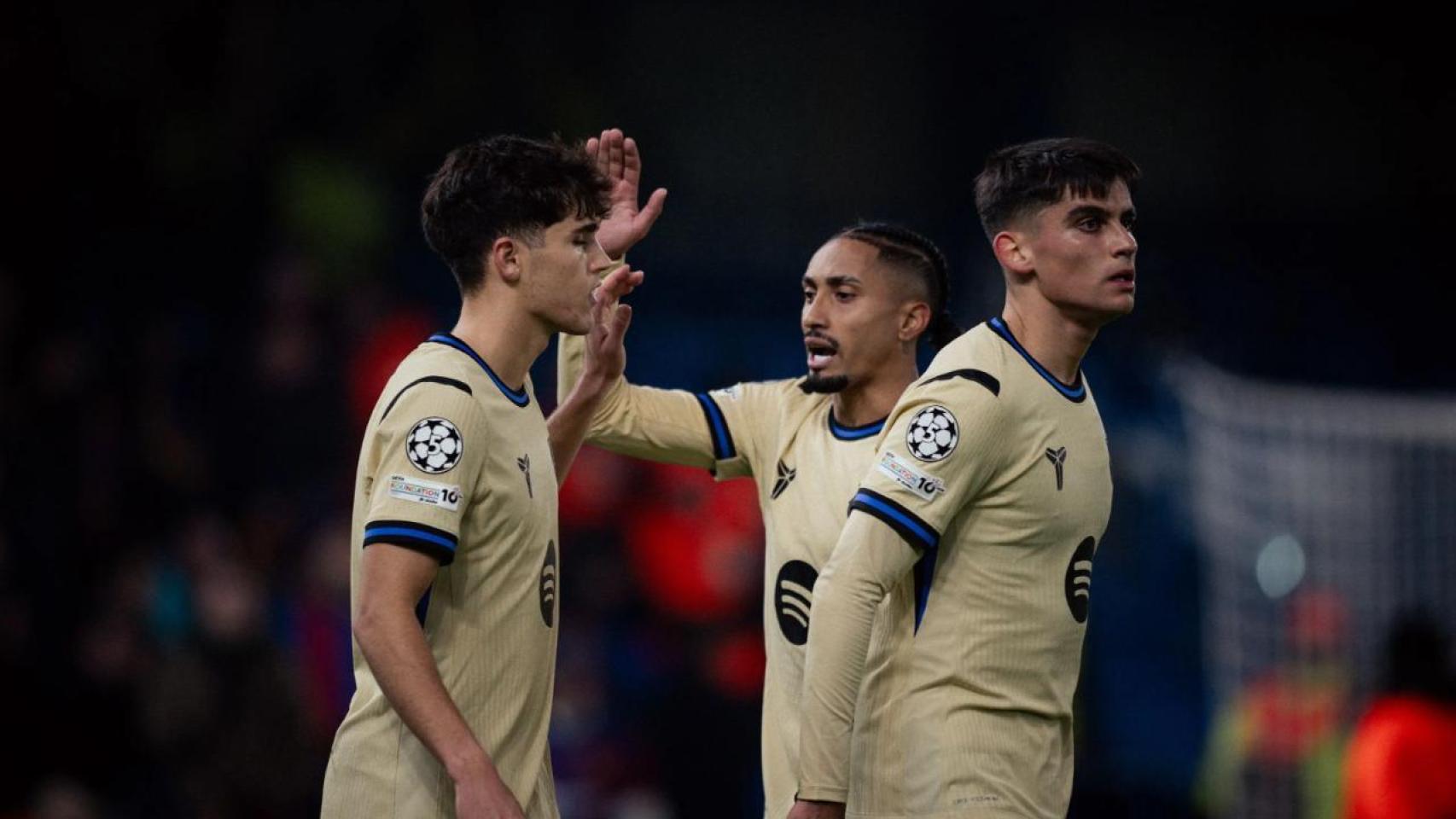 Raphinha anima a Pau Cubarsí y Gerard Martín en el Chelsea-Barça