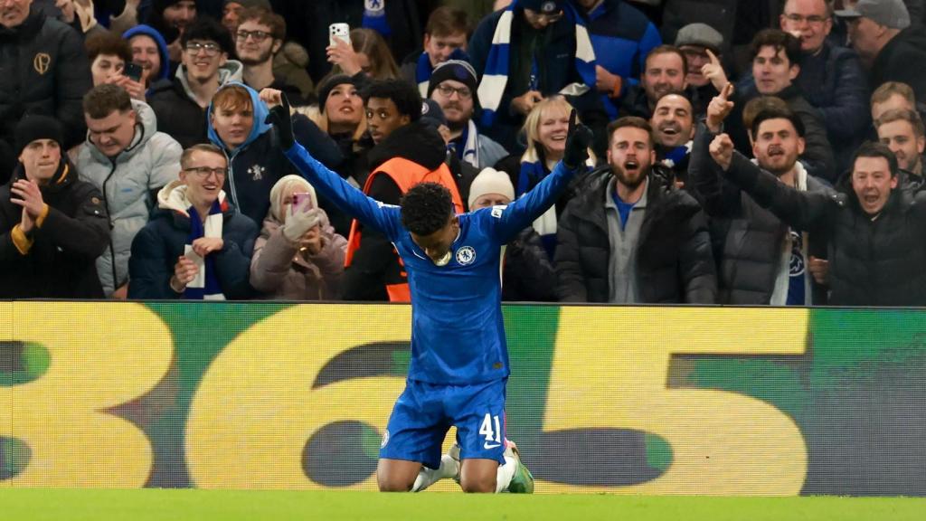 Estevao Willian celebra su golazo en el Chelsea-Barça