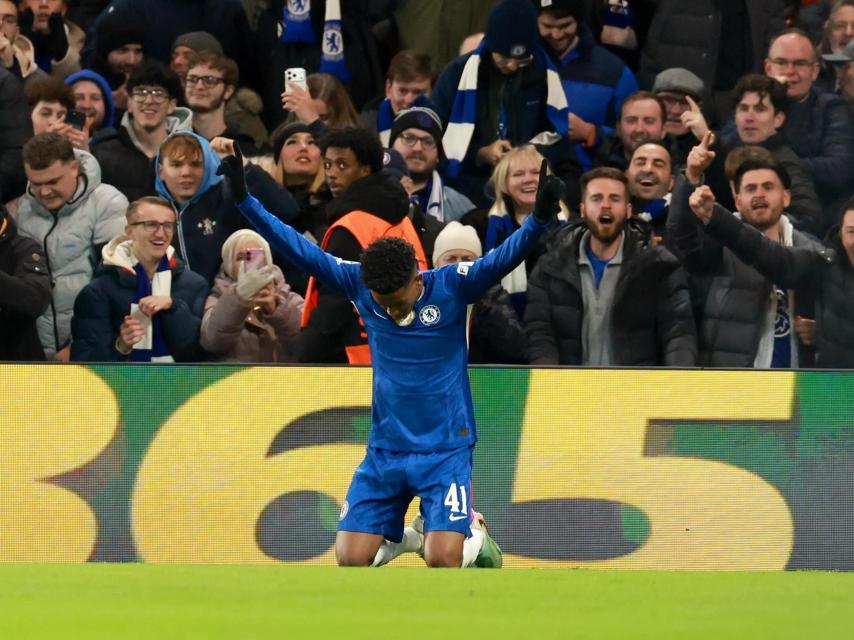 Estevao Willian celebra su golazo en el Chelsea-Barça