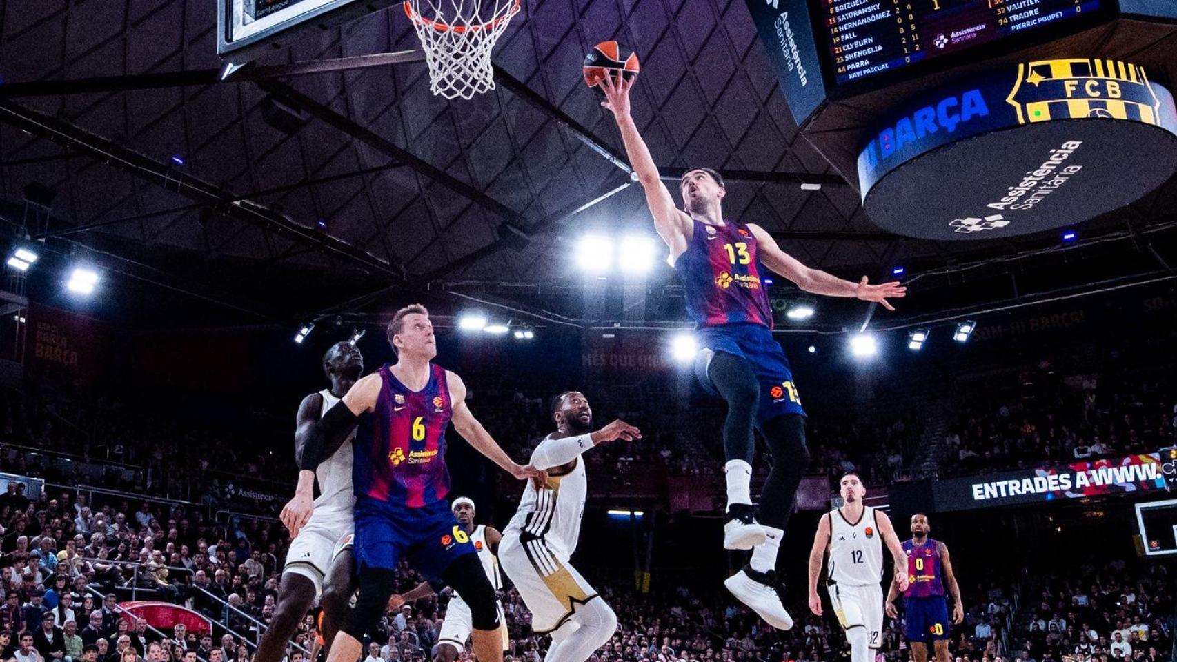 Thomas Satoransky anota una bandeja en el Barça de basket-Asvel de Euroliga