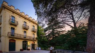 Fachada dele hotel Jardins de la Martana, en Besalú