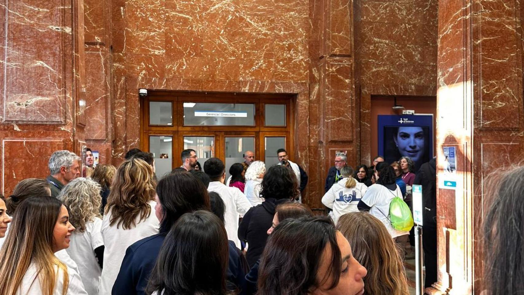 Concentración a las puertas de la gerencia del Hospital Vall d'Hebron