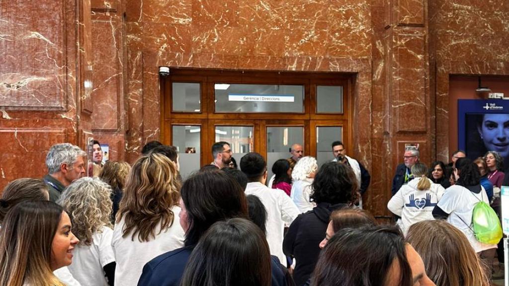 Concentración a las puertas de la gerencia del Hospital Vall d'Hebron