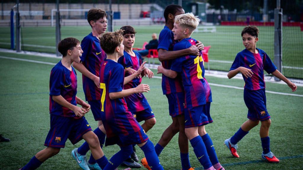 El equipo infantil del Barça celebra un gol