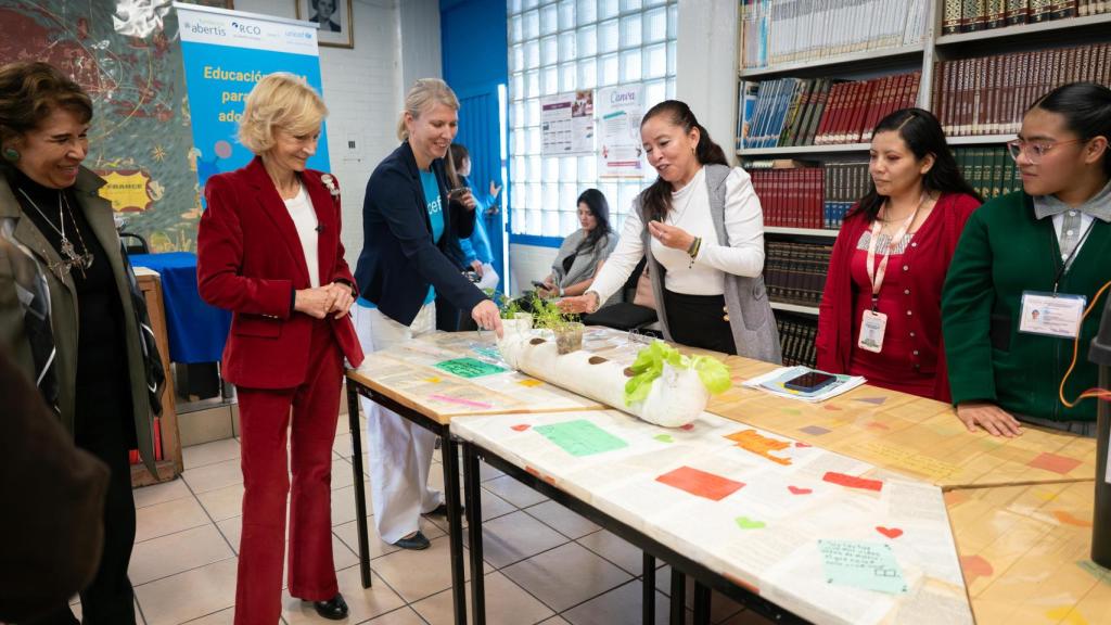 La presidenta de la Fundació Abertis, Elena Salgado, en un acte amb Unicef per a la formació de joves en seguretat viària