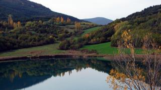 Estany de Montcortès, parada de una de las rutas ideales para ir en bici en familia