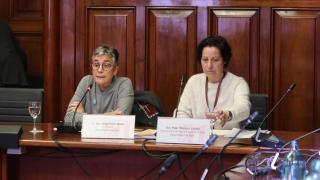 La 'consellera' de Salud, Olga Pané, junto a la subdirectora del CatSalut, Pilar Otermin, durante la Comisión de Salud en el Parlament