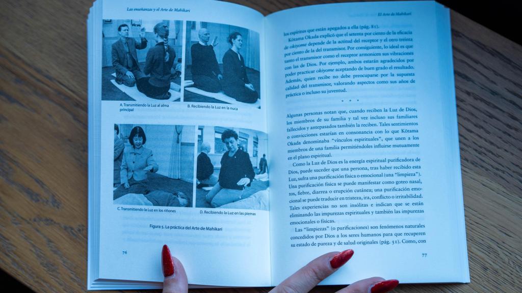 Páginas interiores de una guía de introducción a Sukyo Mahikari