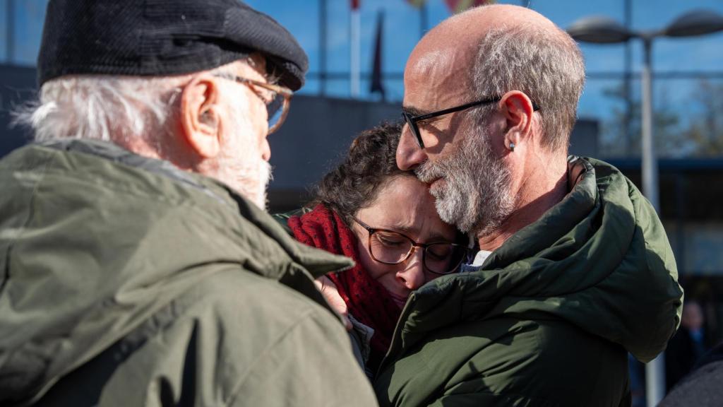 La família d'Helena Jubany a les portes dels Jutjats de Sabadell