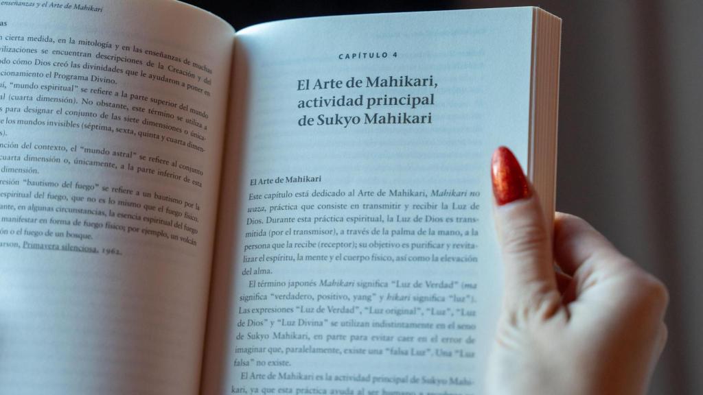 Pàgines interiors d'un llibre d'introducció a Sukyo Mahikari