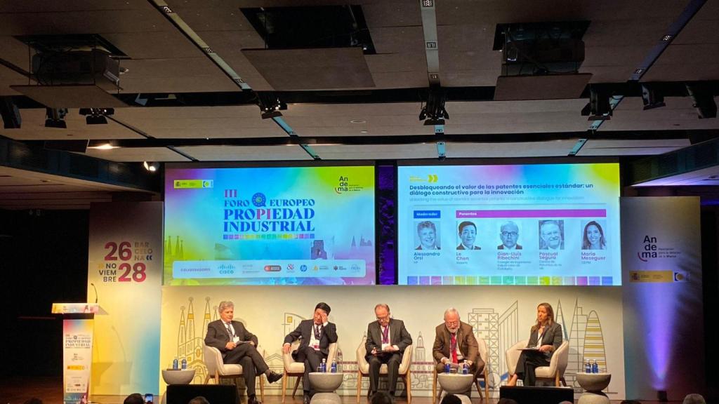 Alessandro Orsi (HP), Le Chen (Xiaomi), Gian-Lluís Ribechini (Colegio de Ingenieros Industriales de Cataluña), Pascual Segura (UB) y María Meseguer (OEPM)